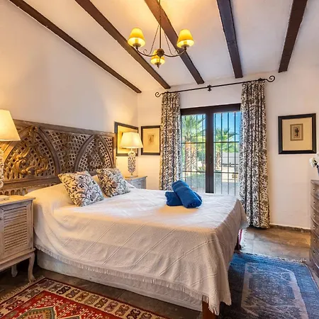 Gorgeous Spanish Chalet, Pool And Views Chalet
